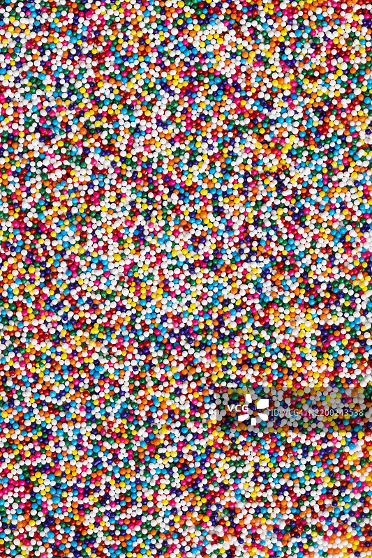 五彩缤纷的糖屑覆盖在表面，为节庆场合的甜点和烘焙食品增添了生动的装饰。图片素材