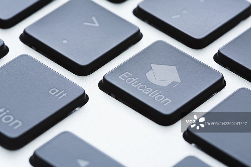 教育关键在笔记本电脑键盘上突出，聚焦于现代学术环境中的科技与学习。图片素材
