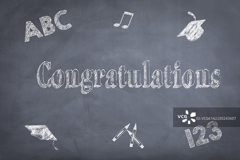 在黑板上庆祝成就，配有教育符号和祝贺信息图片素材