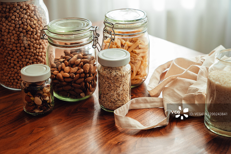 各种食物装在密封罐中，放在木桌上图片素材