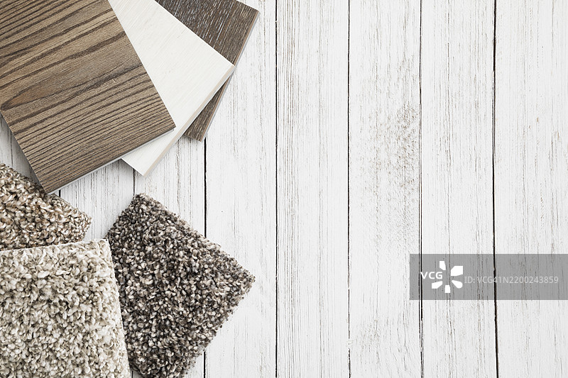 展示在木质表面上的多种地板样品，供室内设计灵感和选择使用图片素材