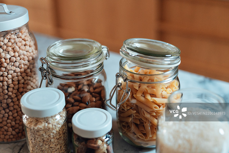 厨房台面上的各种食物密封罐图片素材