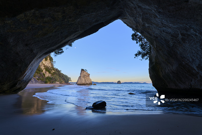 大教堂湾，海滩和岩石拱门俯瞰特霍霍岩，科罗曼德尔，坎特伯雷，北岛，新西兰图片素材