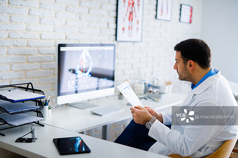 医生在电脑屏幕上查看彩色多普勒图像，检查病人的结果。图片素材