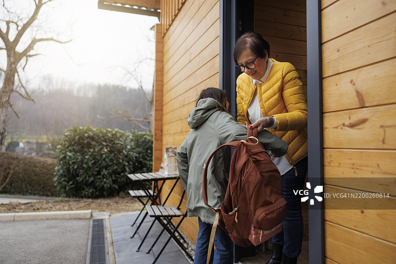 温馨的家庭互动在家门口图片素材