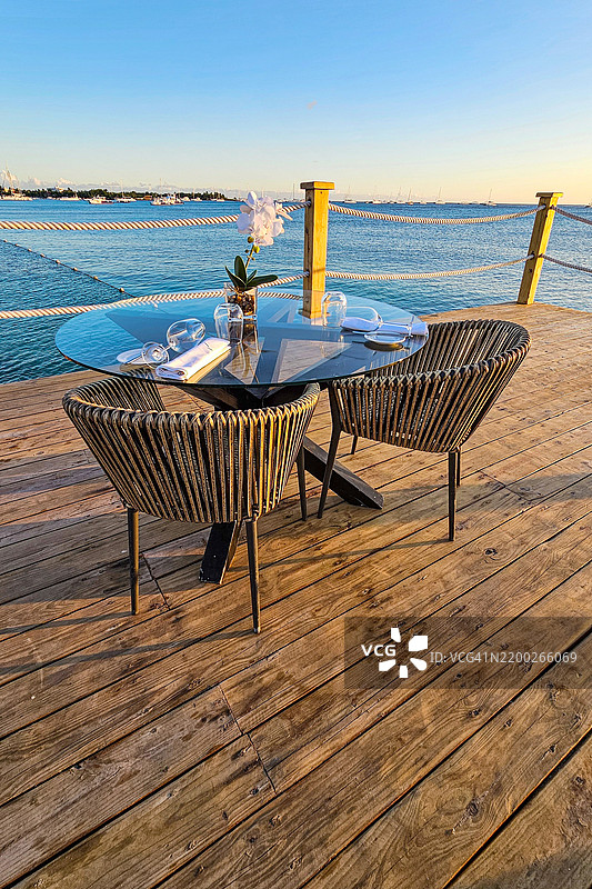 浪漫的海滨晚餐：海边宁静的夜晚图片素材