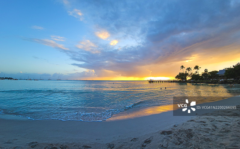 加勒比海滩的日落景色图片素材