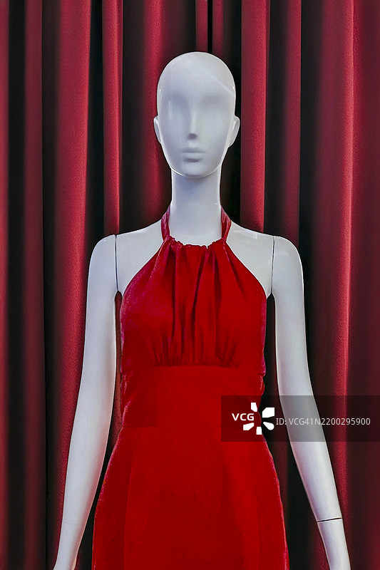 红色吊带裙模特展示图片素材