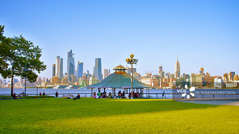 新泽西州的曼哈顿中城。公共公园。绿草如茵。人们在休闲。日光浴。树木。图片素材