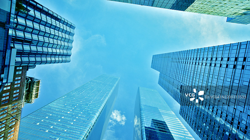 天空中的金融大楼。商业概念图片素材