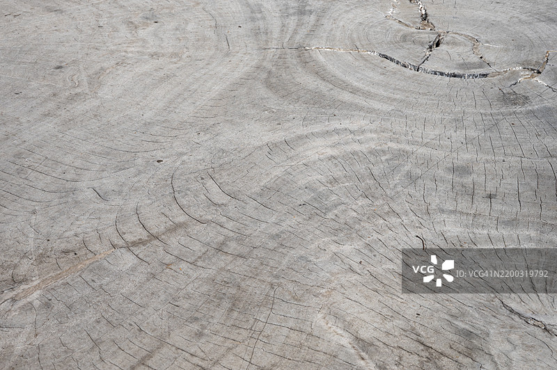 一个有很多裂缝和沟槽的灰色表面图片素材