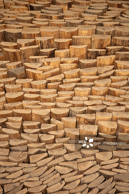 一堆棕色的木材原木图片素材