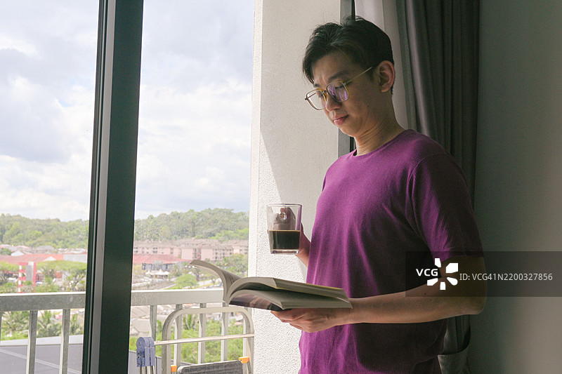 品味与阅读：宁静的时刻图片素材