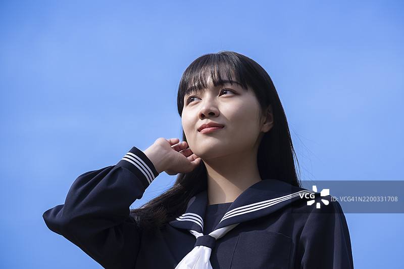 日本女学生仰望蓝天图片素材