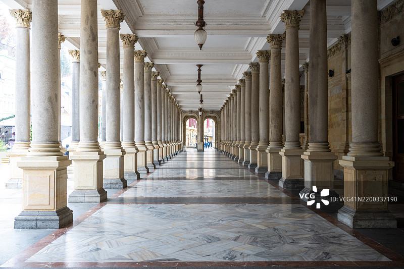 优雅的柱廊，配有大理石地板和拱门图片素材
