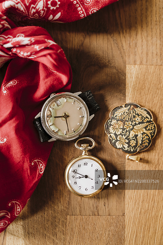 小型复古物品收藏，包括手表和珠宝饰品图片素材