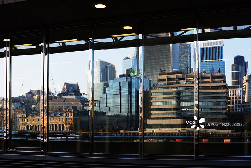 伦敦天际线的倒影图片素材