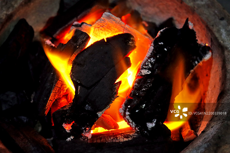 炭火炉正在燃烧木炭用于烹饪图片素材