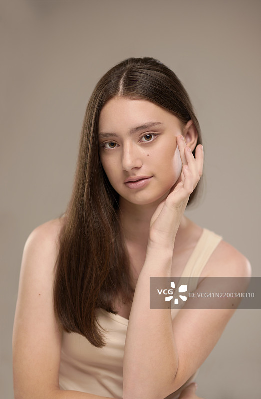 工作室，肖像和女孩与护肤、个人护理和满意的光滑面孔。孤立背景，女性和青少年触摸美容、化妆品和护理。图片素材