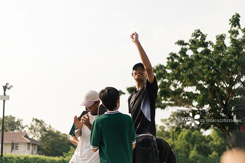 朋友们在户外欢呼玩乐图片素材