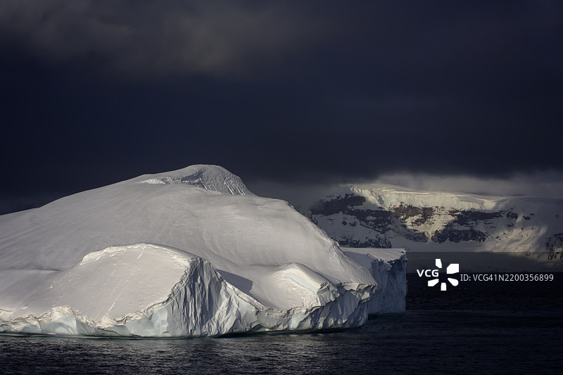 南极洲丹科海岸大型冰山特写的戏剧性光线图片素材