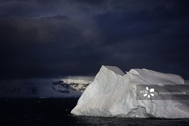 南极洲丹科海岸大型冰山特写的戏剧性光线图片素材
