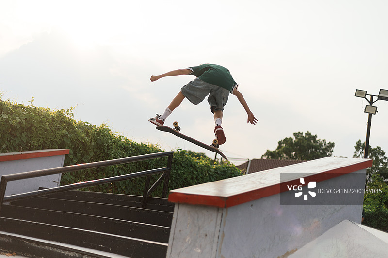 年轻人在滑板公园表演特技图片素材