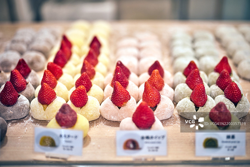 新鲜制作的草莓麻糬出售图片素材