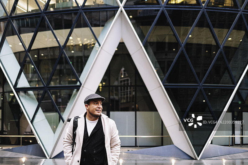 年轻商人在标志性的伦敦建筑前图片素材