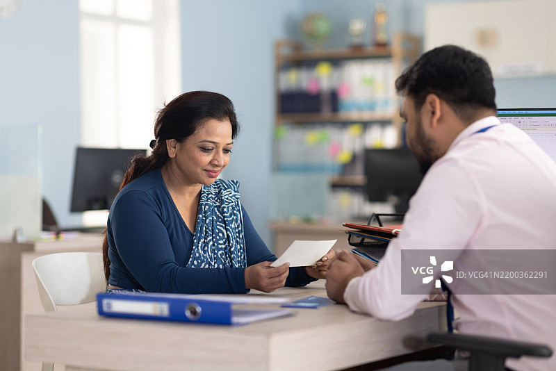 女性顾客与银行员工讨论投资图片素材