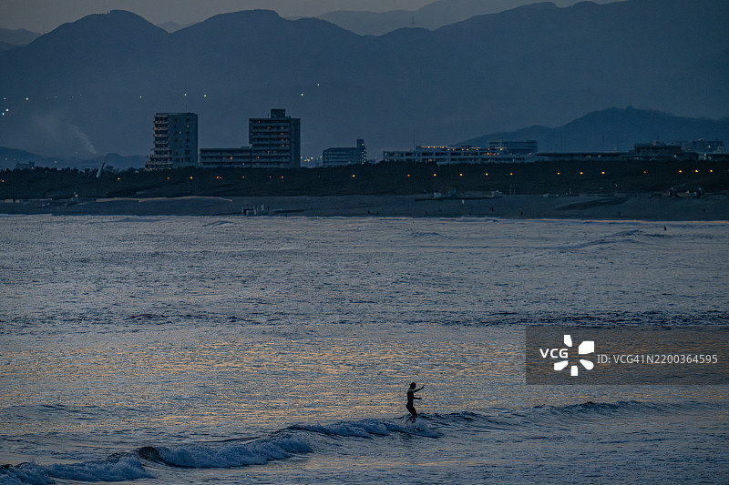 日本神奈川的日落海滩图片素材