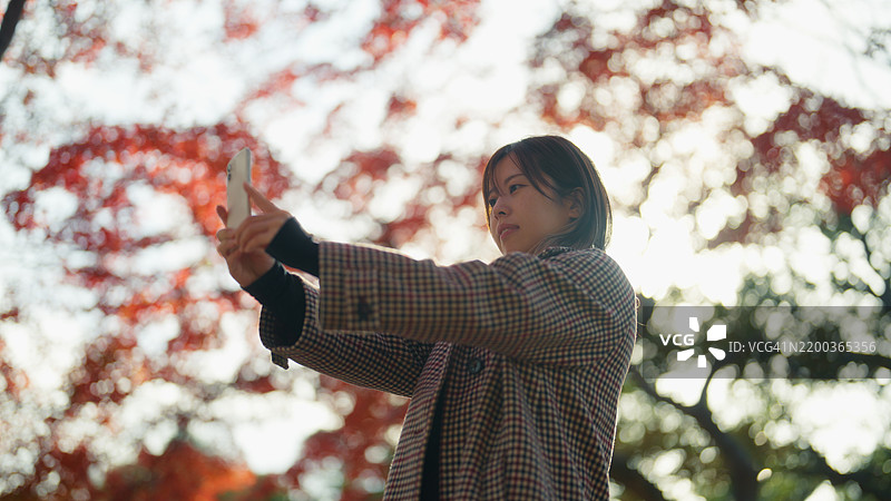 在秋色中自拍的女人图片素材