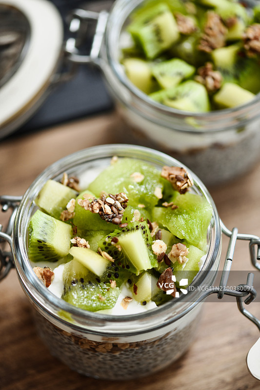 美味的开始一天：奇亚籽布丁配新鲜猕猴桃和自制格兰诺拉麦片图片素材