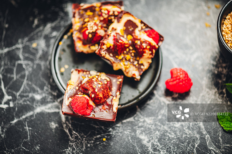 素食冷冻巧克力酸奶球，配以覆盆子和芝麻酱图片素材