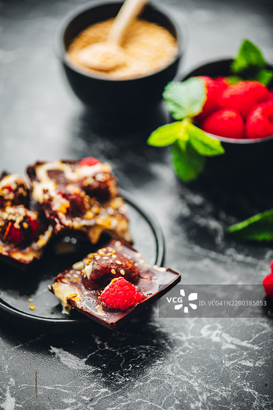 素食冷冻巧克力酸奶球，配以覆盆子和芝麻酱图片素材