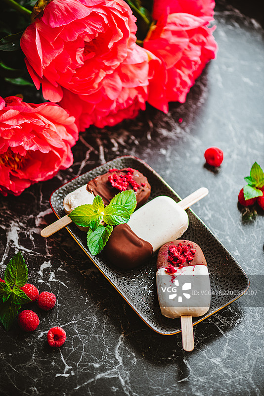 美味的自制香草冰淇淋冰棒，配有覆盆子和巧克力图片素材