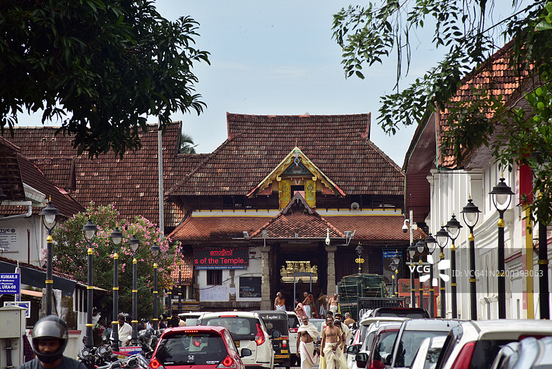 在与帕德玛提尔塔池塘相对的方向，梅坦曼尼钟的景观。图片素材