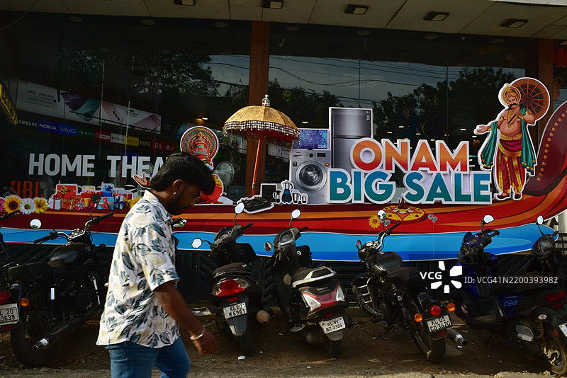朝圣者和游客在斯里帕德玛纳巴斯瓦米寺外的街道景观图片素材