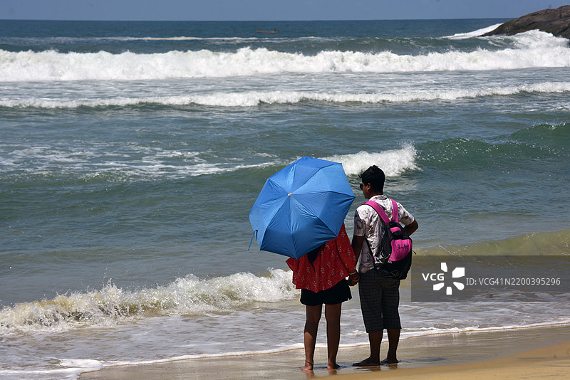 游客在特里凡德伦的科瓦拉姆海滩灯塔附近图片素材