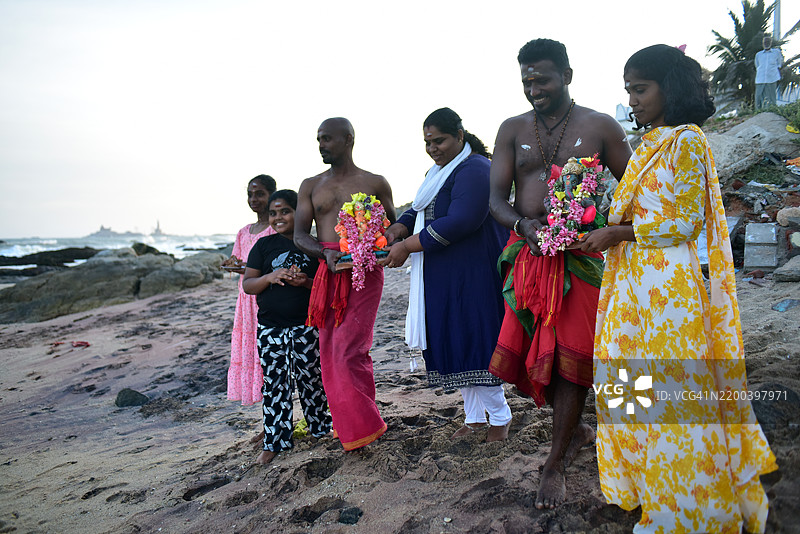 在坎亚库马里，海面前的甘帕提沉祭，背景是提鲁瓦卢瓦尔雕像和维韦卡南达岩石纪念馆。图片素材