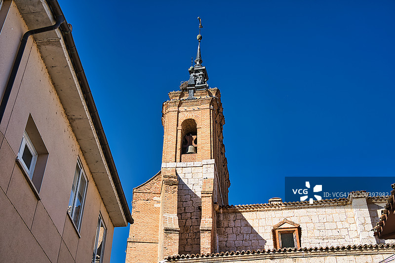 西班牙托尔德西利亚斯的圣佩德罗教堂塔楼图片素材