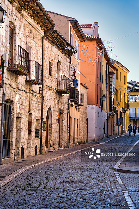 西班牙托尔德西利亚老城的狭窄街道图片素材