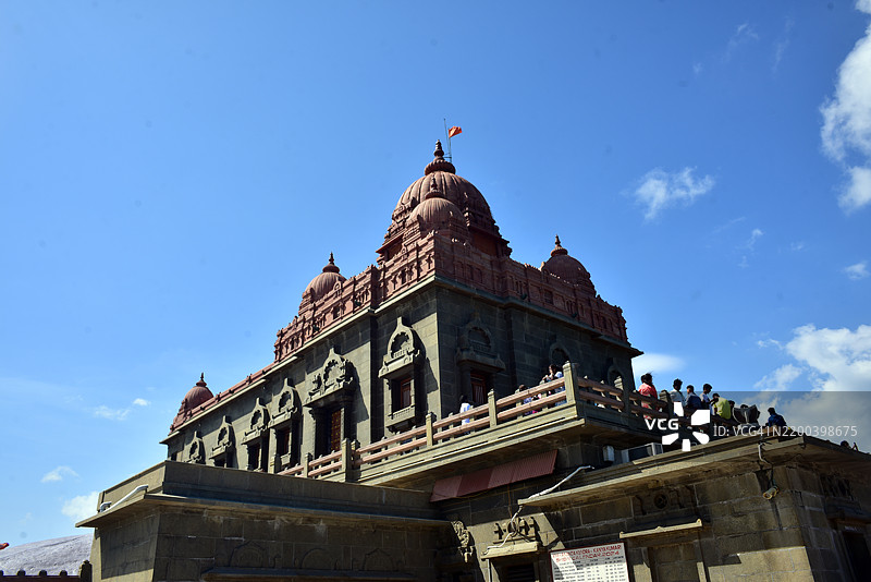 游客在坎亚库马里维韦卡南达岩石纪念碑前图片素材