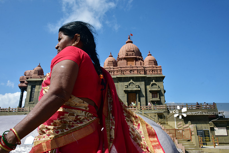 游客在坎亚库马里维韦卡南达岩石纪念碑前图片素材