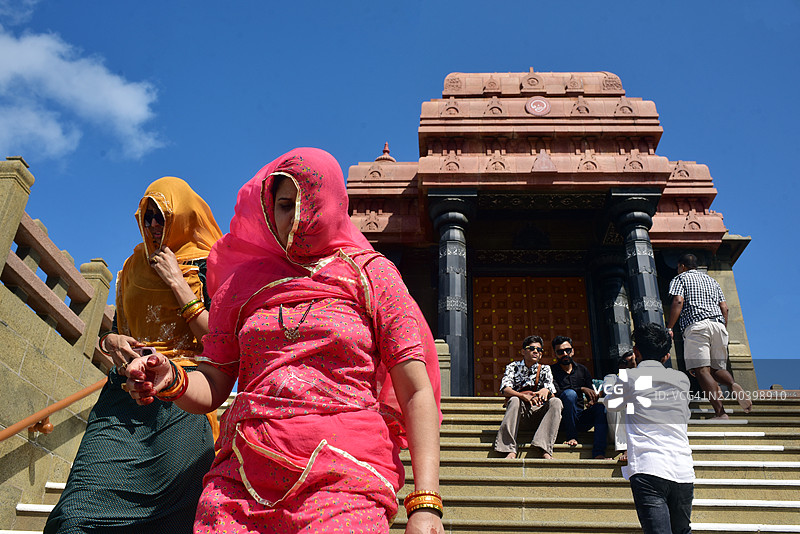 游客在坎亚库马里维韦卡南达岩石纪念碑前图片素材