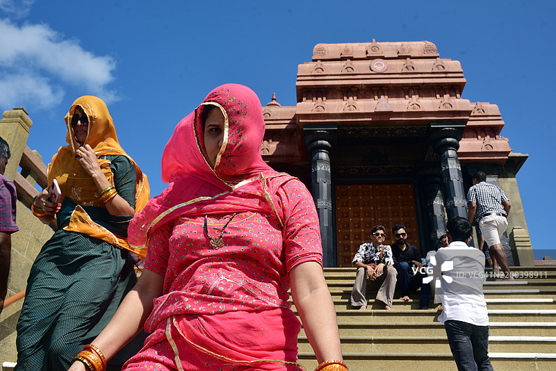 游客在坎亚库马里维韦卡南达岩石纪念碑前图片素材