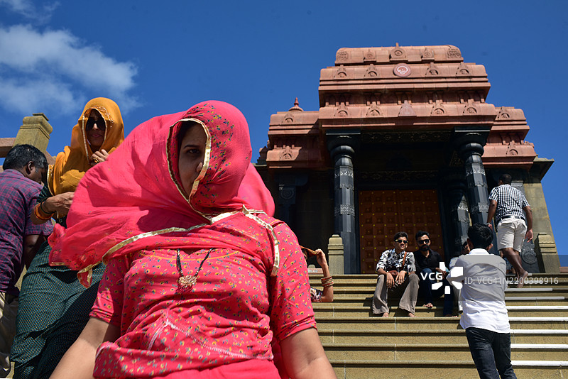 游客在坎亚库马里维韦卡南达岩石纪念碑前图片素材