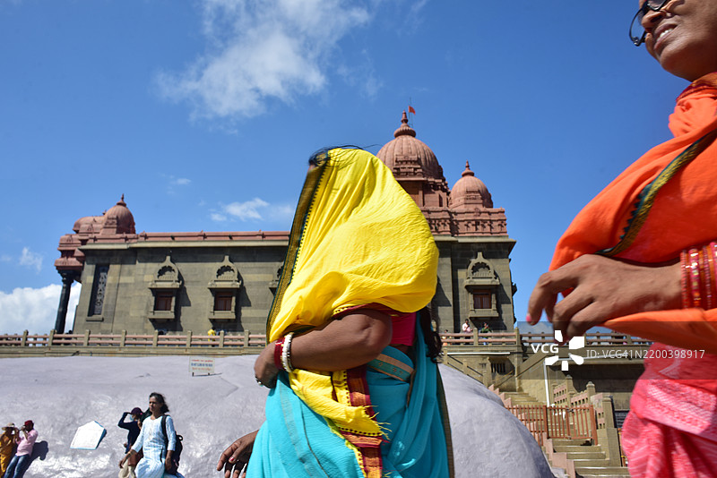 游客在坎亚库马里维韦卡南达岩石纪念碑前图片素材