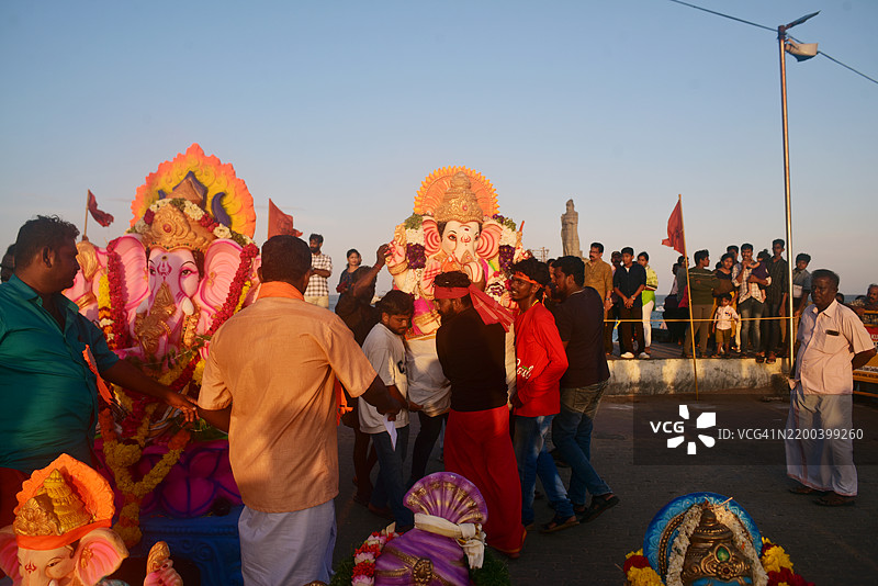在坎亚库马里，海面前的甘帕提沉祭，背景是提鲁瓦卢瓦尔雕像和维韦卡南达岩石纪念馆。图片素材