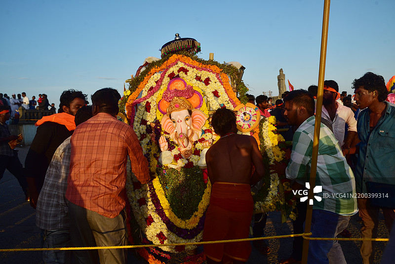在坎亚库马里，海面前的甘帕提沉祭，背景是提鲁瓦卢瓦尔雕像和维韦卡南达岩石纪念馆。图片素材